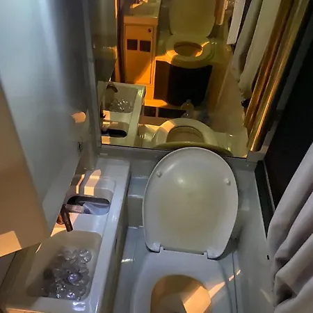 Bus Hotel On The Go Кемпинг Тирана