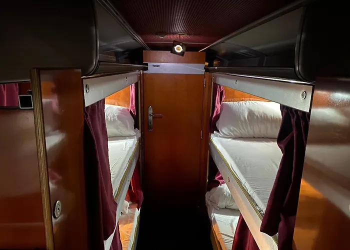 Bus Hotel On The Go * تيرانا