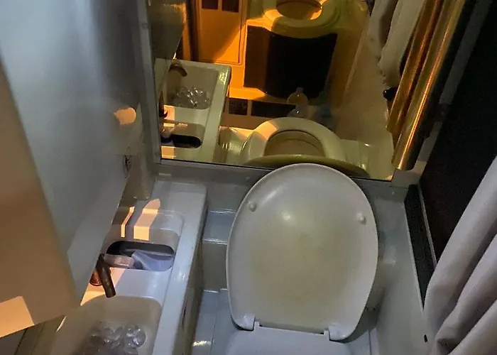 Bus Hotel On The Go 营地 地拉那