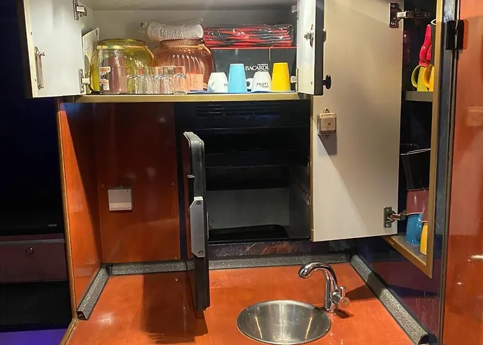 Bus Hotel On The Go مكان تخييم تيرانا