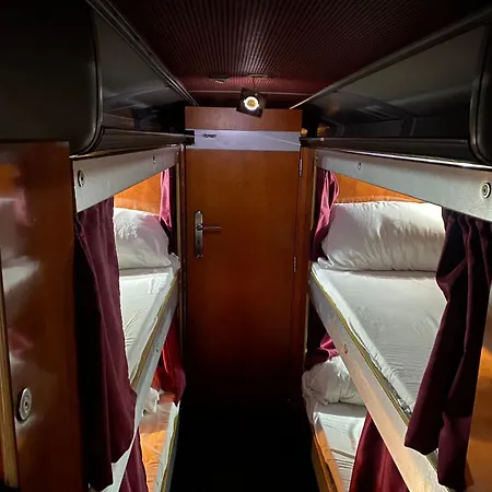 Bus Hotel On The Go * Tirana
